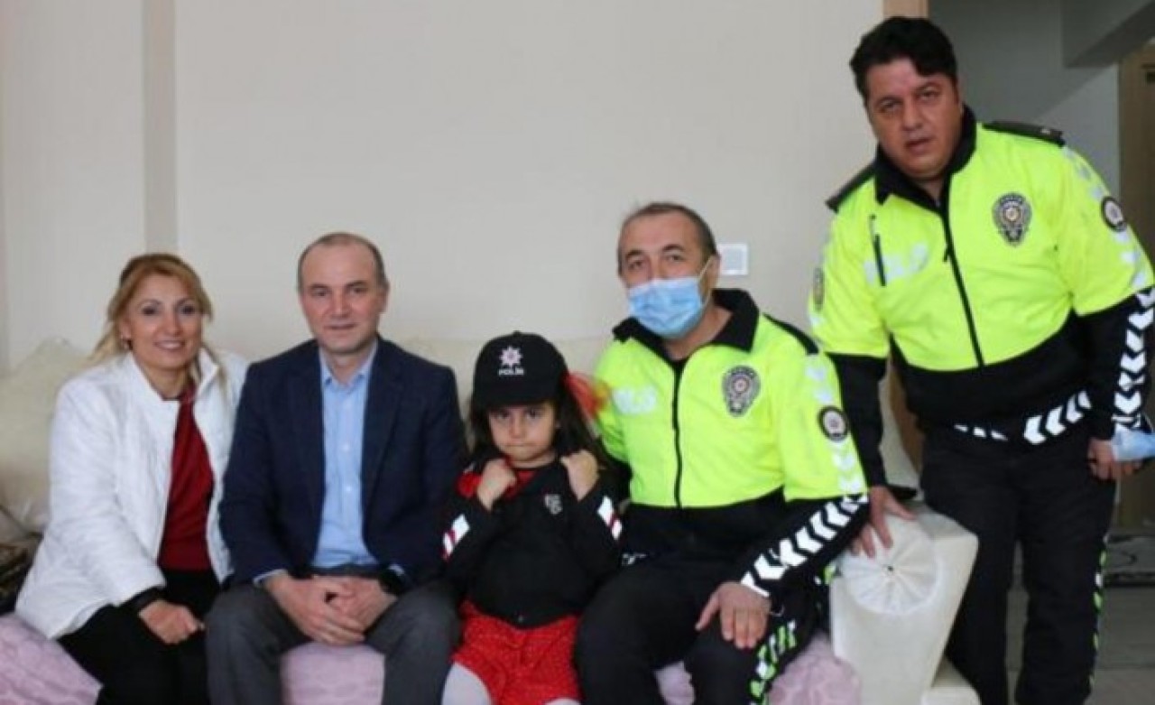 Polis memuru hayatını kurtardığı minik Aysima'yı ziyaret etti