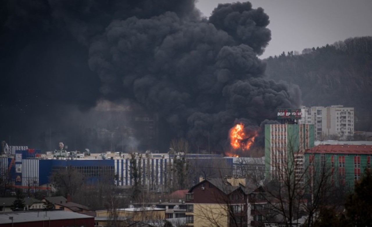 Rusya,  Polonya sınırındaki Lviv'i de vuruyor: Şehirden dumanlar yükseliyor