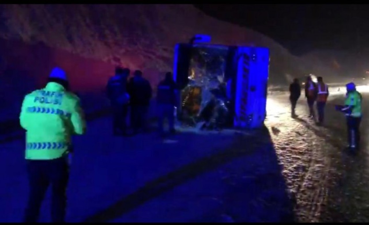 Sivas'ta otobüs devrildi: 8'i ağır 34 yaralı