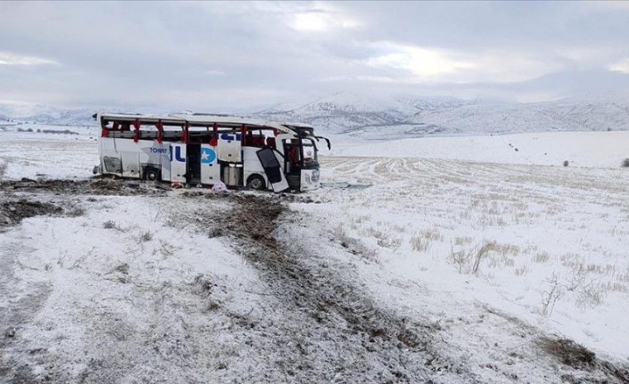 Sivas'ta yolcu otobüsü kazası! 4'ü ağır 20 yaralı