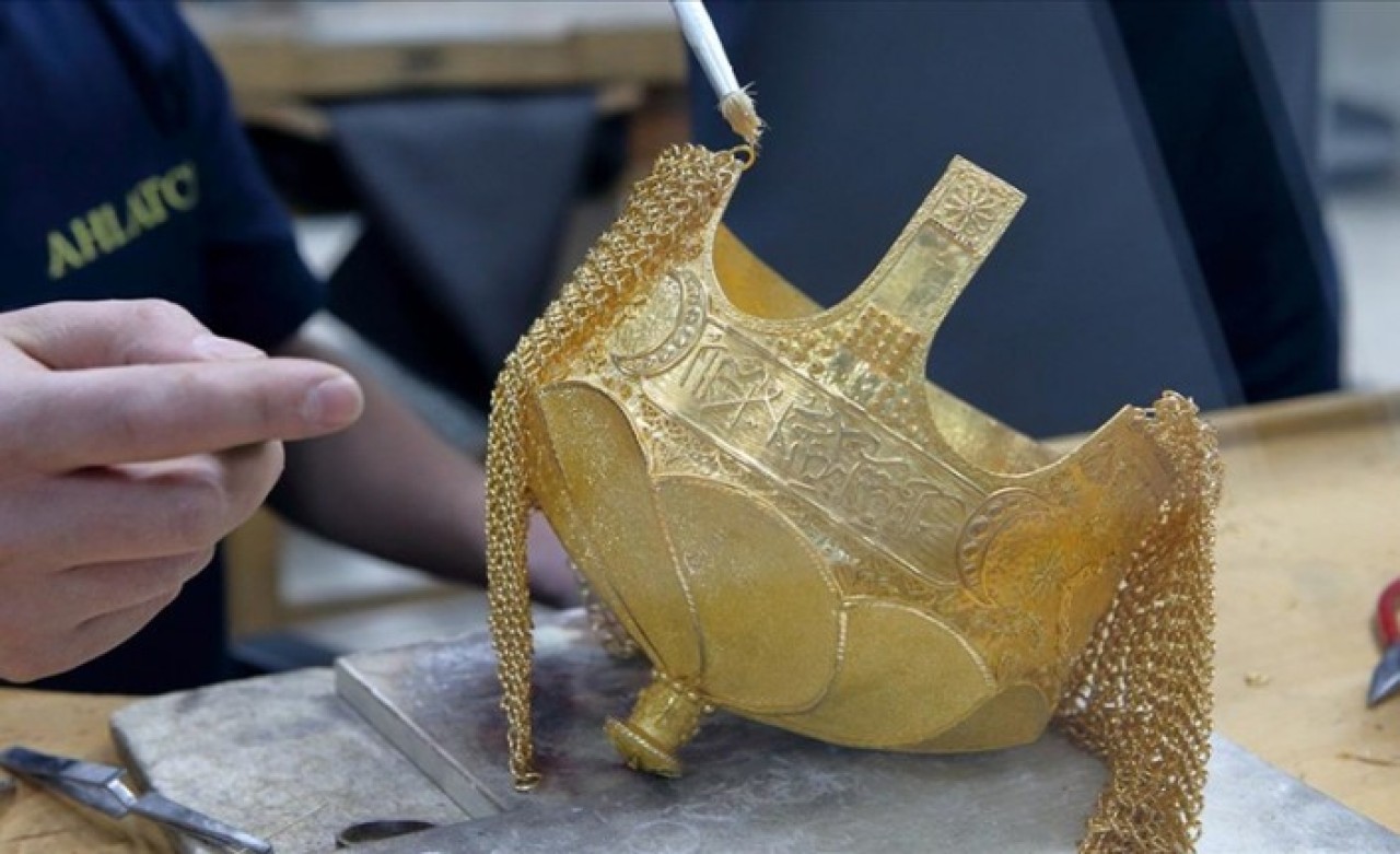 Sultan Alparslan'ın miğferinin kopyası üç kilogram altın kullanılarak yapıldı