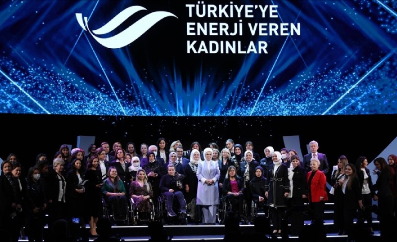'Türkiye'ye Enerji Veren Kadınlar' ödüllerini aldı