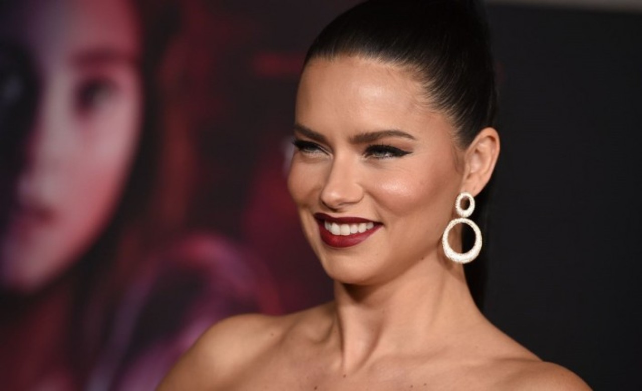 3. kez hamile olan Adriana Lima'nın karnının şekli herkesi hayrete düşürdü