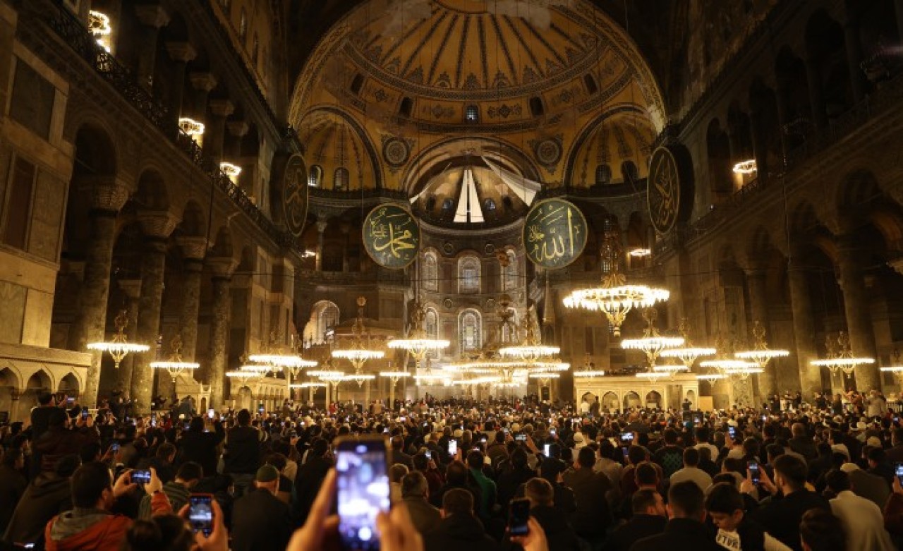 88 yıl sonra ilk defa: Ayasofya'da teravih hasreti meydana taştı
