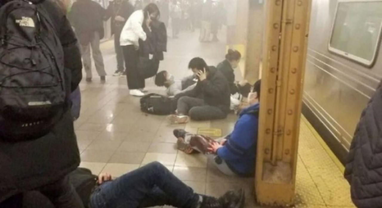 ABD'de dehşet: New York'ta metro istasyonunda silahlı saldırı ve bomba! Çok sayıda kişi vuruldu