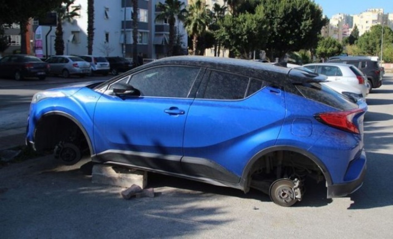 Antalya'da Özgür Kömez,  gece park ettiği aracını sabah görünce şoke oldu!