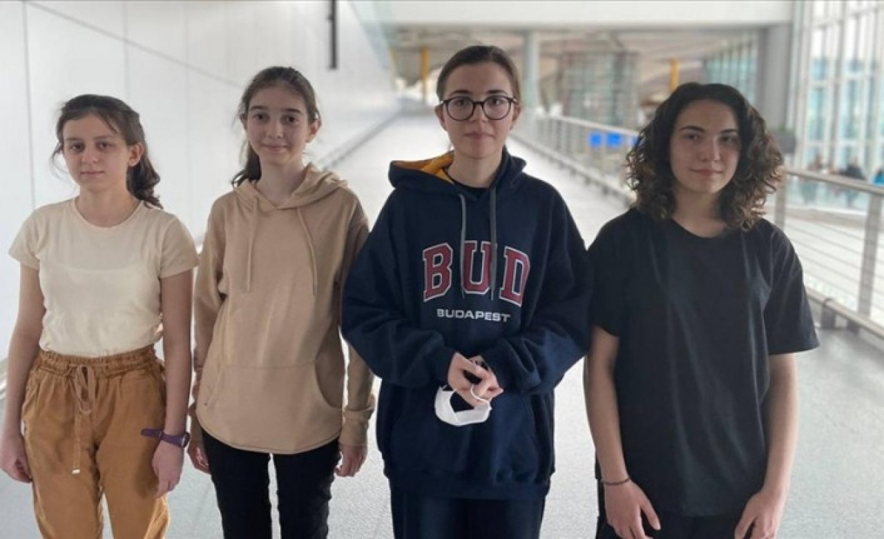 Avrupa Kızlar Matematik Olimpiyatı'nda ikinci olan öğrenciler yurda döndü