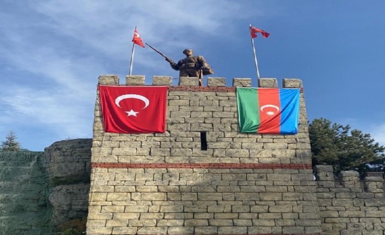 Azerbaycan Karabağ'ın sembol şehri Şuşa' zaferini kutluyor