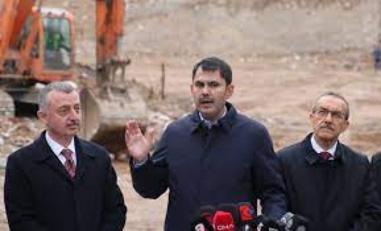 Bakan Kurum,  Kocaeli'de halka söz verirken,  Büyükşehir Belediye Başkanı Tahir Büyükakın itiraz etti: Taahhüttünüz olmasın,  çalışmamız yok!