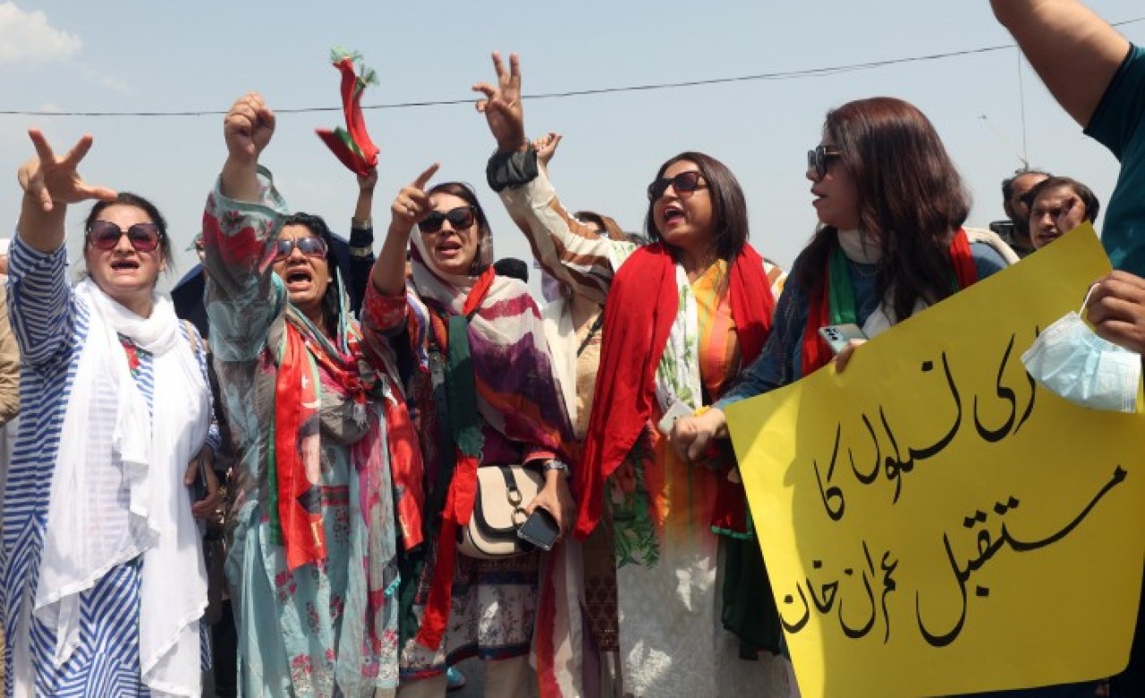 Başbakan Han,  ABD'yi suçladı: Pakistan'da meclis feshedildi,  halk sokakta!