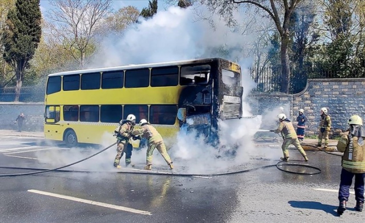Beyoğlu'nda çift katlı İETT otobüsünde çıkan yangın söndürüldü