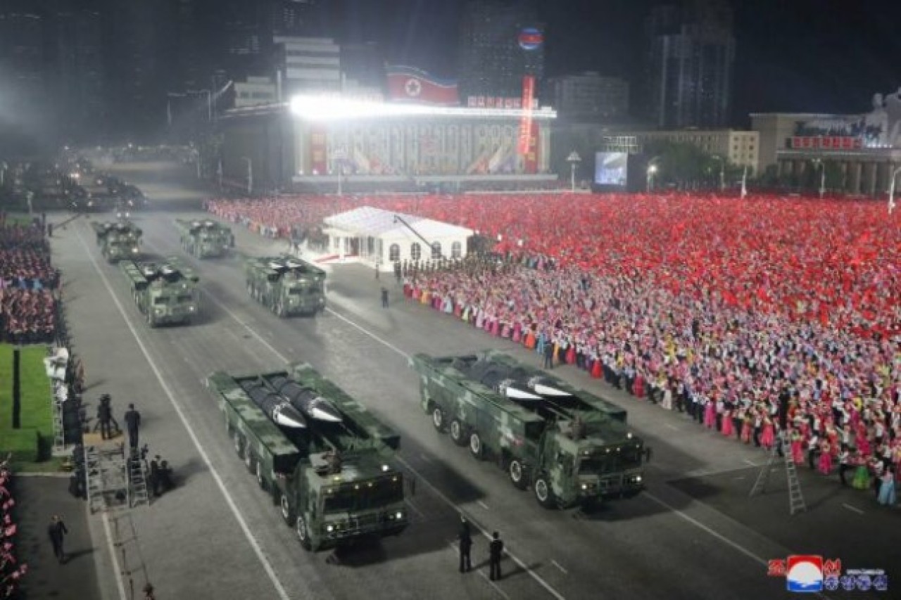 Bir bu eksikti? Kuzey Kore,  menzili ABD'ye kadar uzanan füzesini sergiledi,  Kim dünyaya meydan okudu
