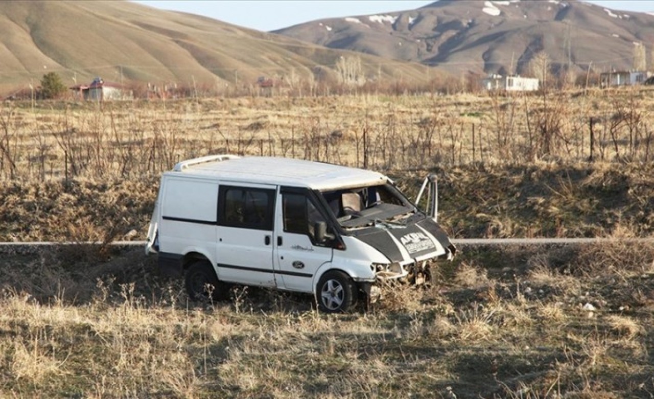 Bitlis'te içinde düzensiz göçmenlerin bulunduğu minibüs takla attı: 4 ölü