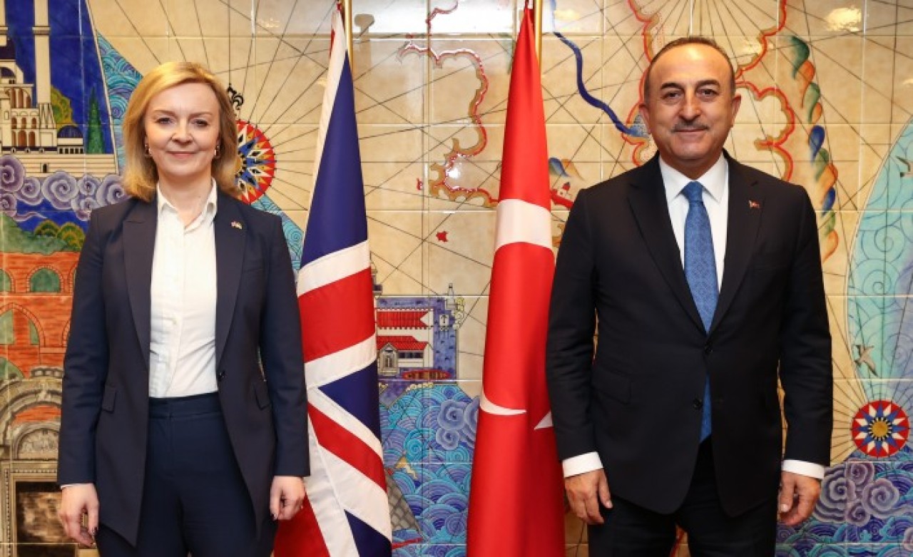 Çavuşoğlu,  toplantı öncesi İngiltere Dışişleri Bakanı Liz Truss ile biraraya geldi