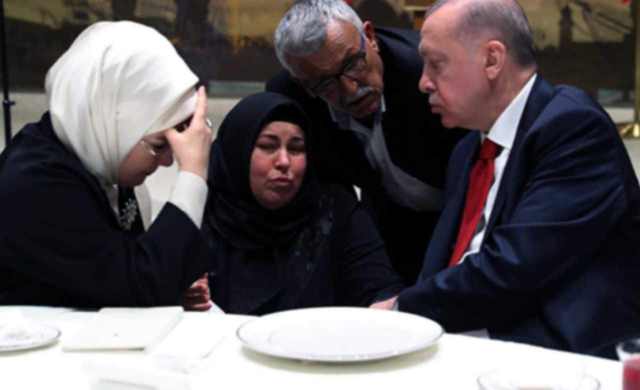 Cumhurbaşkanı Erdoğan ve eşi kadınlarla iftar yemeğinde buluştu: Bu kare yürek parçaladı