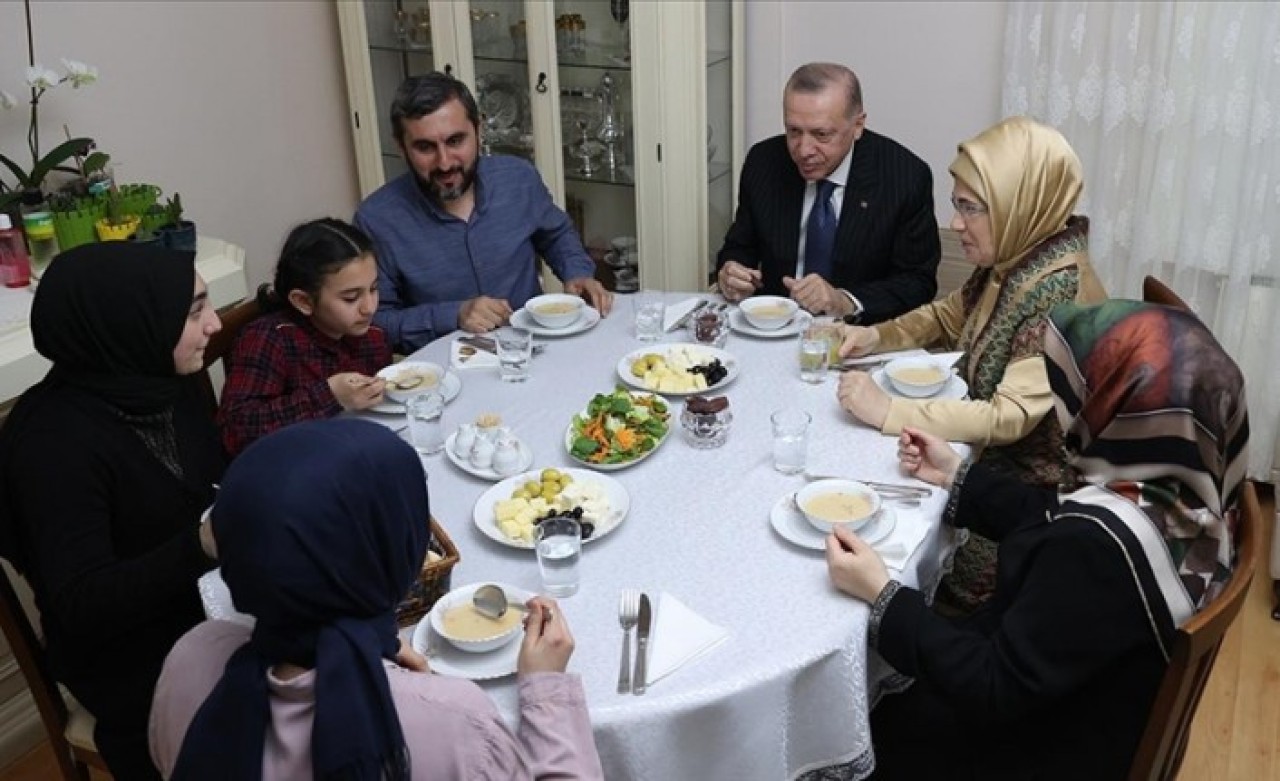 Cumhurbaşkanı Erdoğan,  iftarını Ümraniye'de Kılıçaslan ailesiyle birlikte açtı