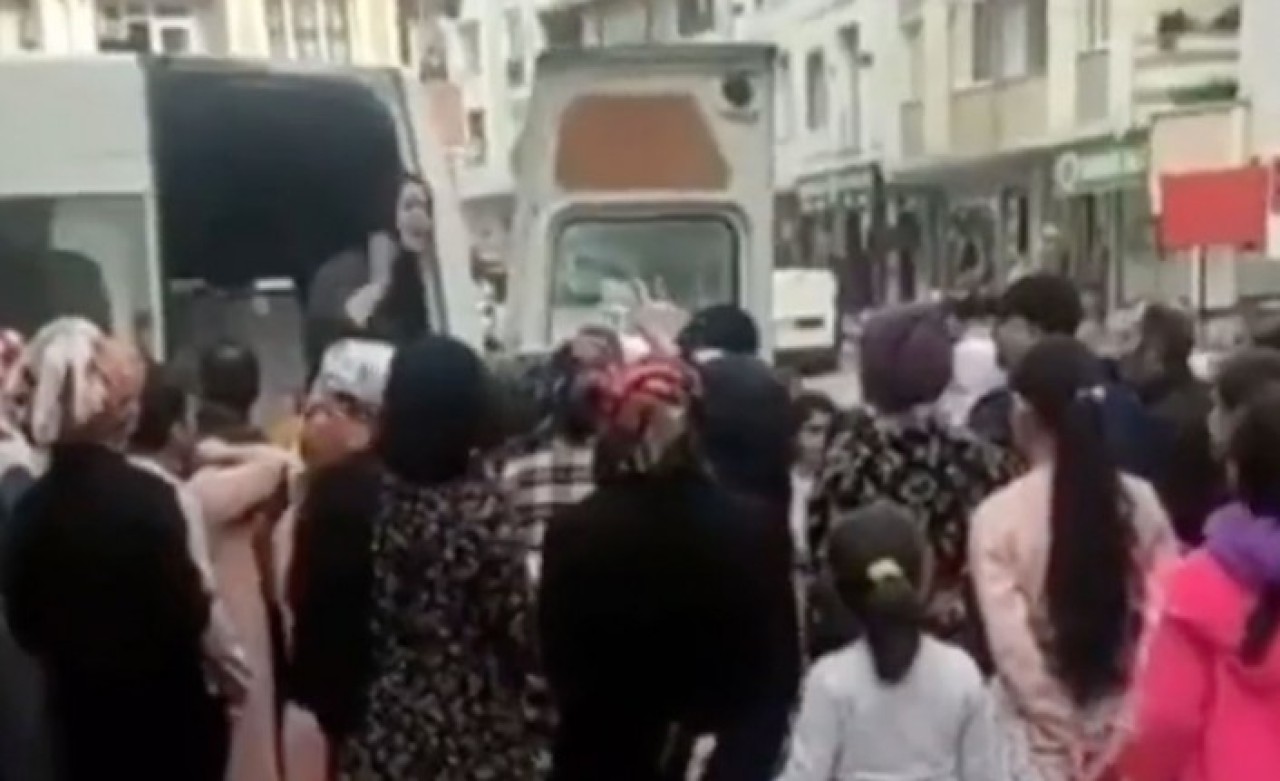 Deva Partisi çalışanları kameralara yakalandı: Vatandaşa erzak dağıtmak için istediklerine bakın!