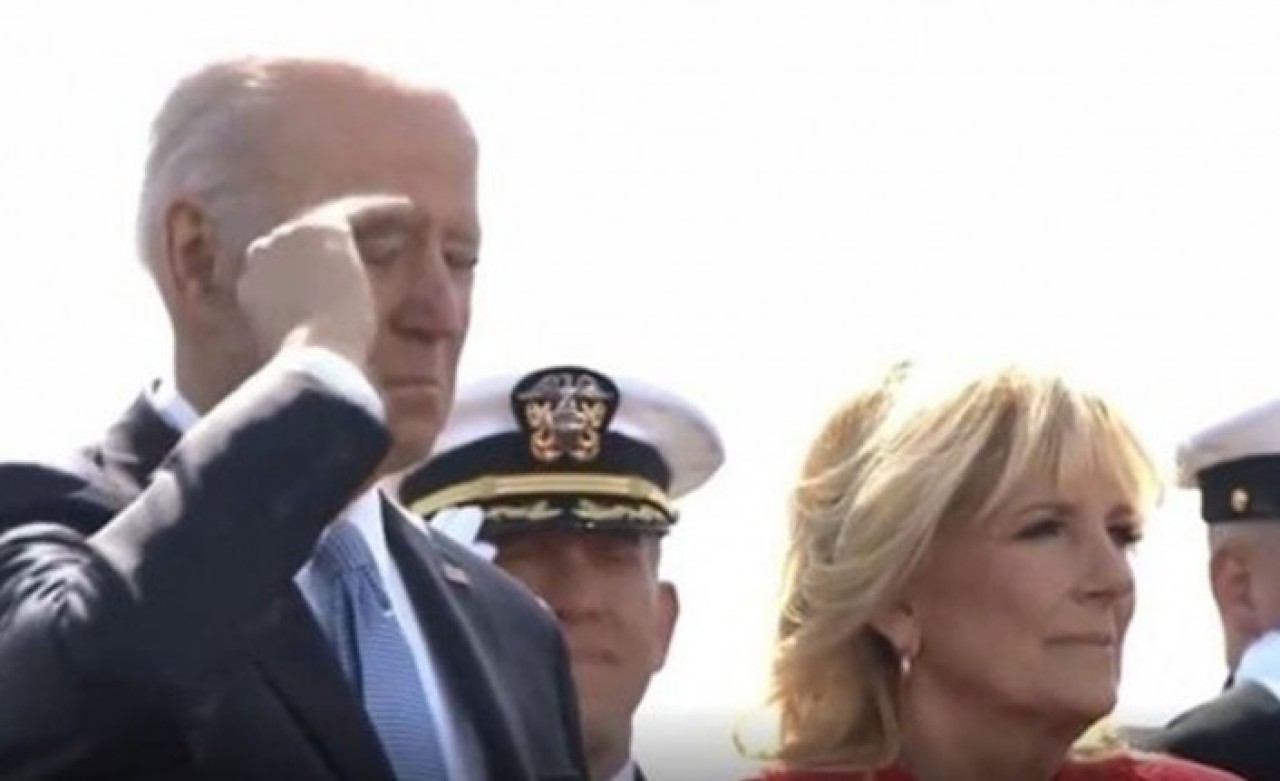 Dünya bu görüntüyü konuşuyor: Joe Biden,  ayakta uyuyakaldı!