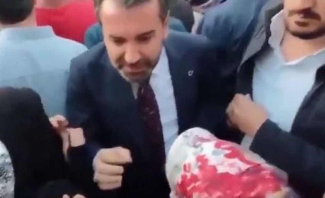 Elazığ Belediye Başkanı Şahin Şerifoğulları ile depremzede arasındaki duşakabin tartışması tepkiye neden oldu