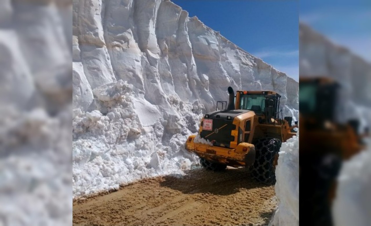 Hakkari'de yayla yolunda 8 metrelik karla mücadele