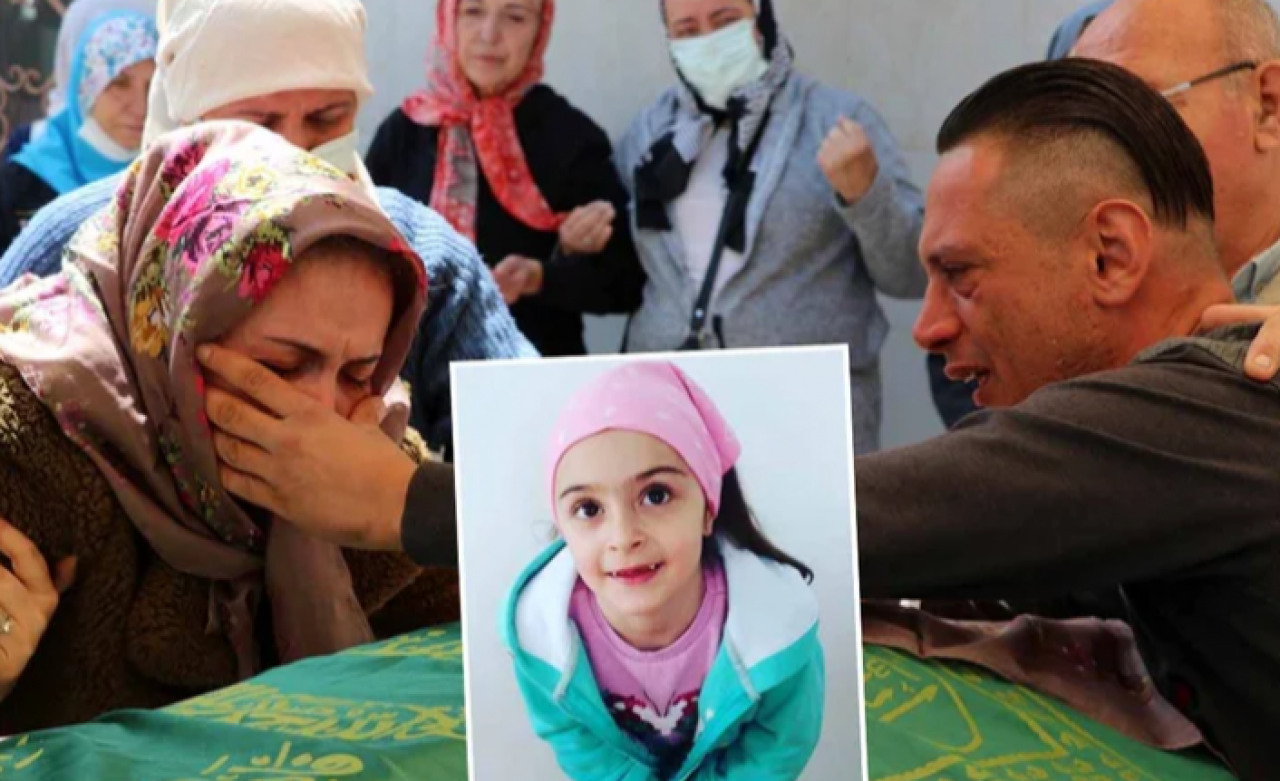 Hollanda'dan tatile gelmişlerdi,  İzmir'de yemek zehir oldu! Ece Melisa Mercankaya öldü,  anne Hasret Mercankaya ve Ege Mercenkaya tedavi altında