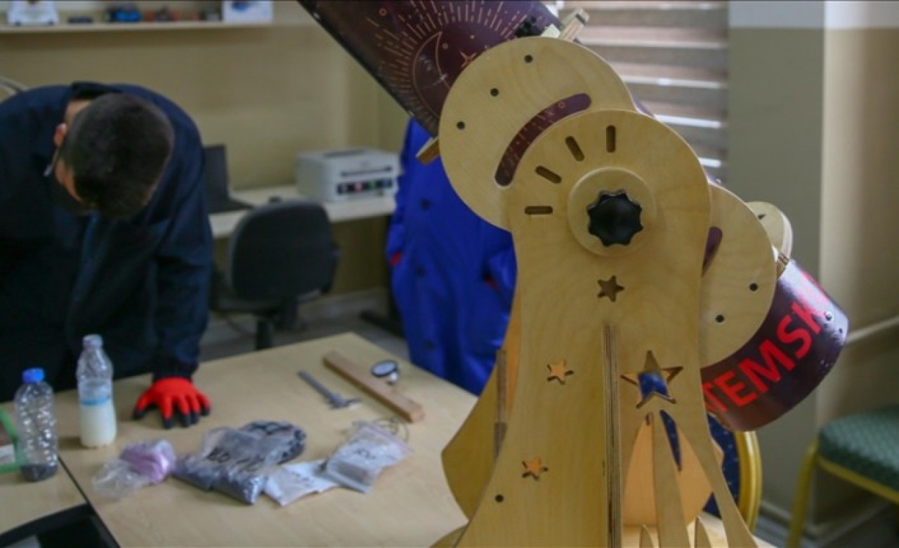 İzmir'de liseliler atık malzemelerden yararlanarak teleskop yaptı