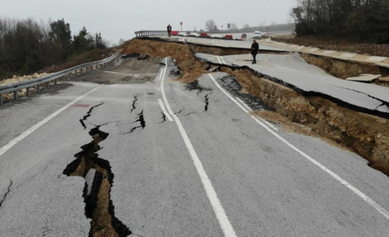 Karadeniz'i İstanbul'a bağlayan yol çöktü