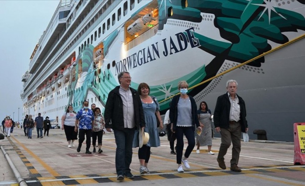 Kuşadası'na 2 kruvaziyerle bin 114 turist geldi