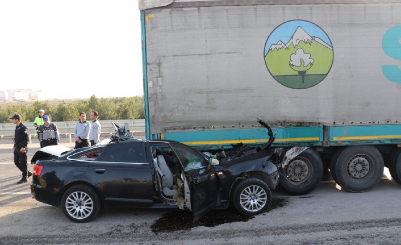 Kütahya Dumlupınar Üniversitesi Rektörü Prof. Dr. Kazım Uysal'ın makam aracı kaza yaptı: Sürücüsü Fatih Yiğit öldü