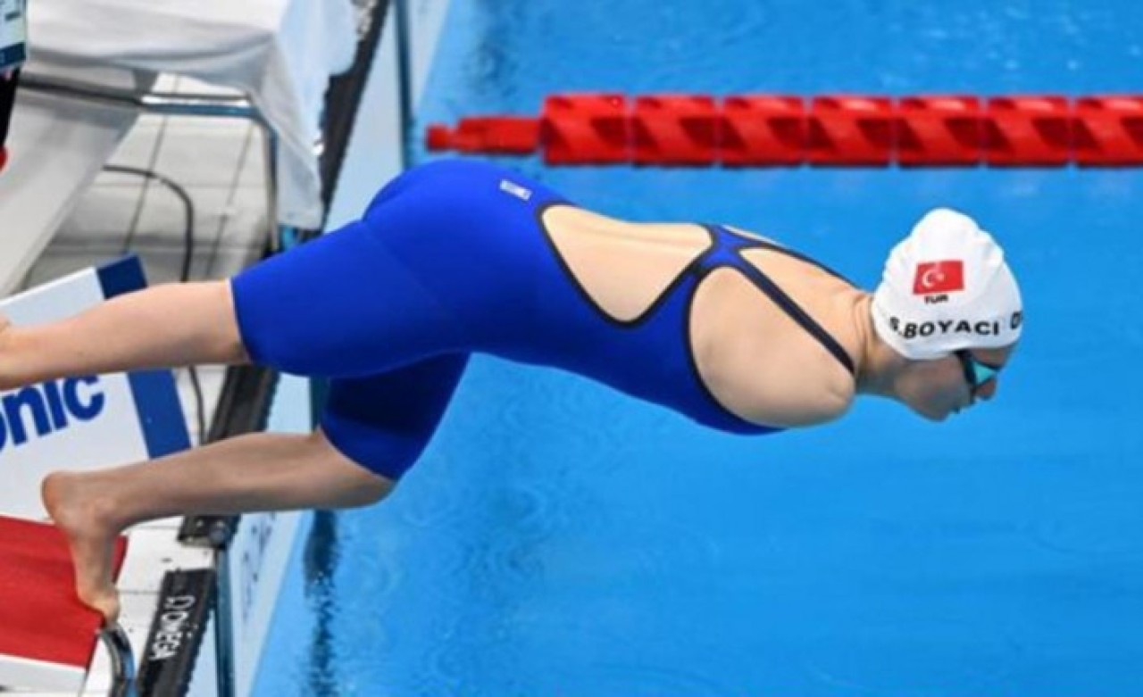 Milli sporcu Sümeyye Boyacı,  Berlin'deki Paralimpik Yüzme Dünya Serisi'nde altın madalya kazandı