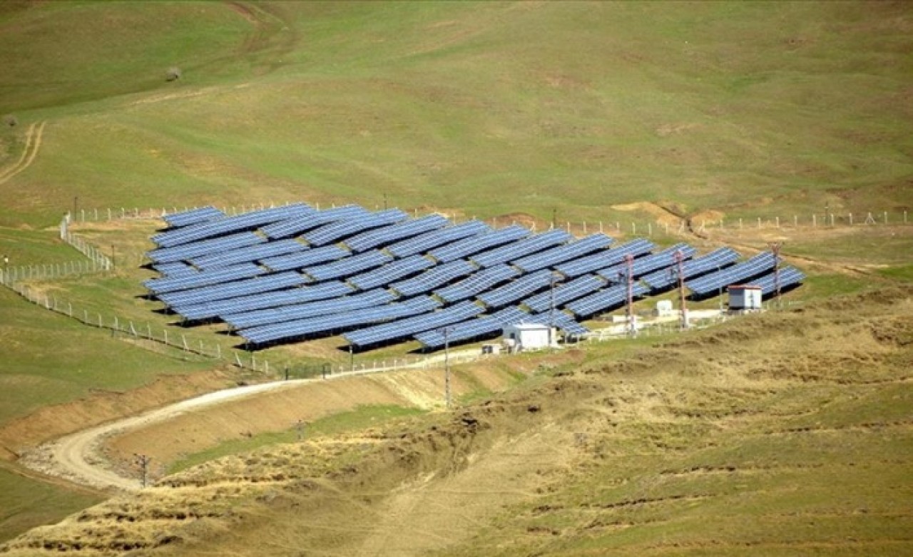 Muş'ta üç girişimci 20 dönümlük araziye güneş enerjisi santrali kurdu