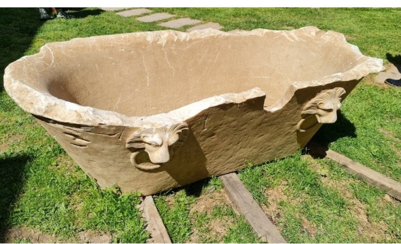 Operasyonda ele geçirilen antik küvet,  Afrodisyas'ta