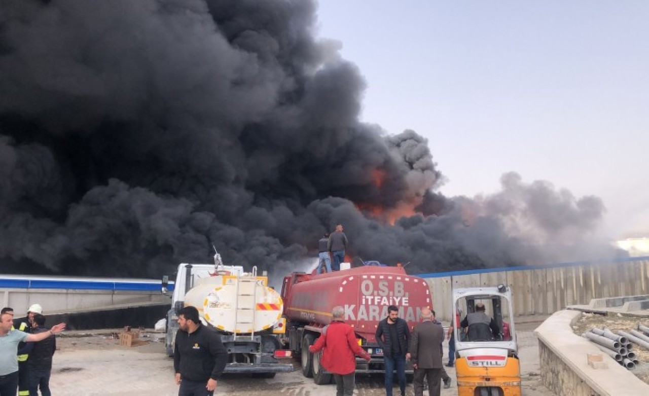 Plastik malzeme üreten fabrika orkutan yangın