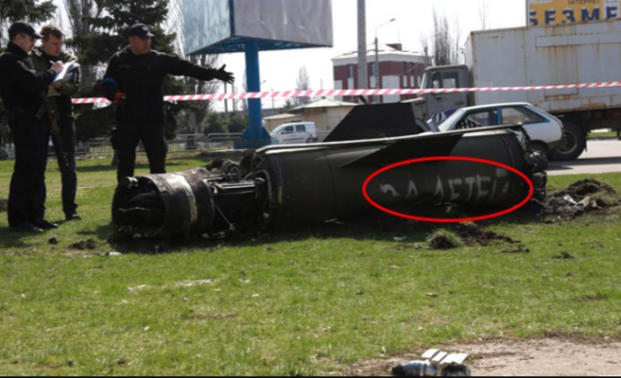 Rusya'nın tren istasyonunu vurduğu roketin üzerindeki yazı vicdansızlığı gözler önüne serdi!