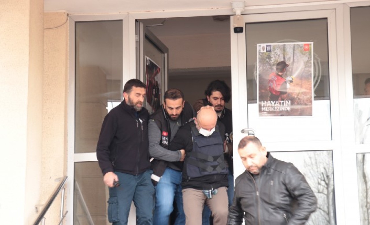 Sakarya'da ağabeyi,  yengesi ve yeğenini öldüren zanlı adliyede