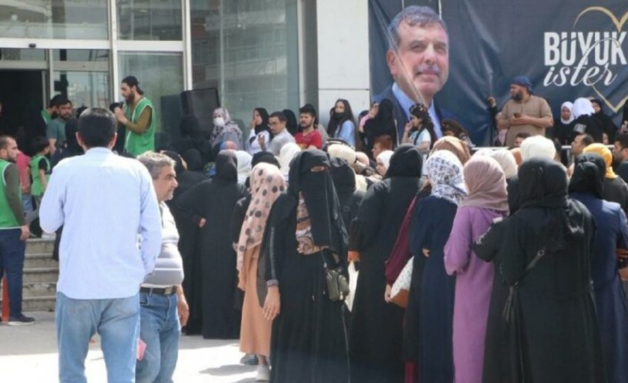 Şanlıurfa'da Suriyelilere bayram ikramiyesi izdihamı: Bakın kaçar bin bira aldılar?