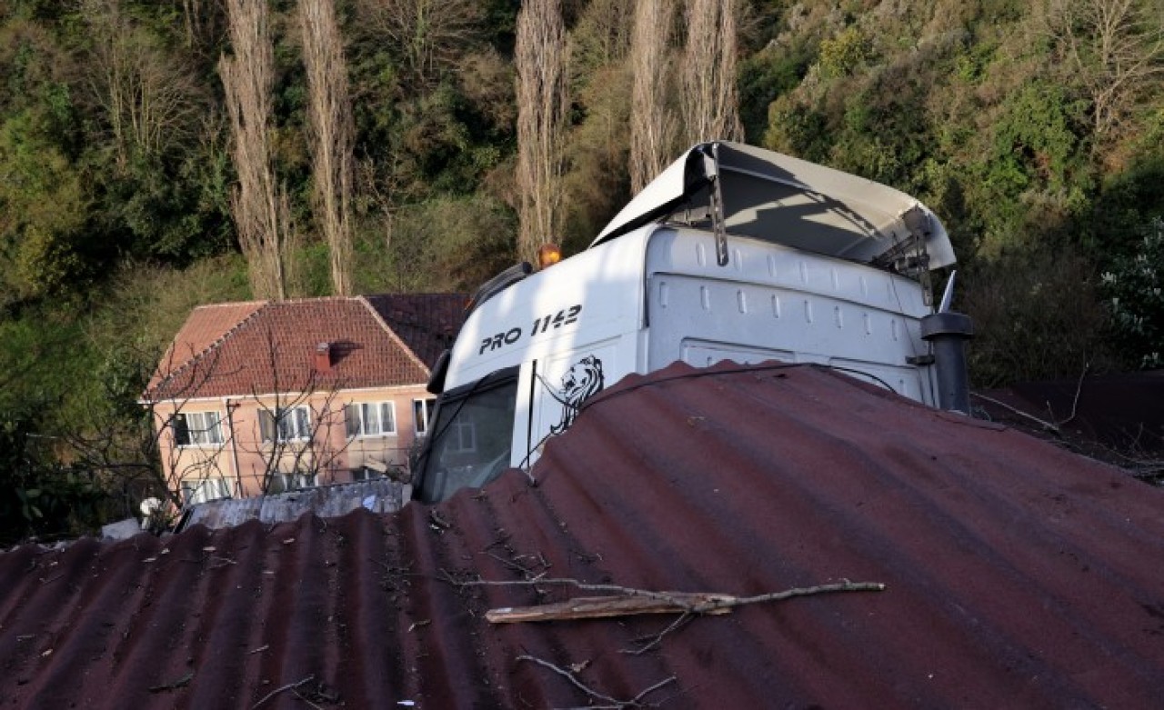 Sarıyer’de korkutan kaza! Tır gecekondunun üzerine düştü