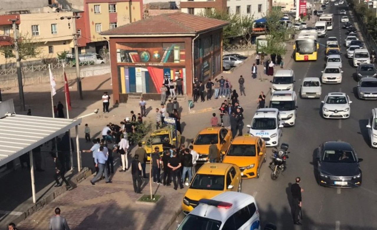 Sonunda bu da oldu: Suriyeliler,  İl Göç İdaresi'ne saldırdı!  Polis müdahale etti