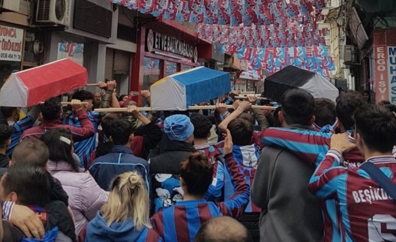Trabzon'da skandal görüntüler: Beşiktaş,  Fenerbahçe ve Galatasaray tabutları yapıp denize attılar