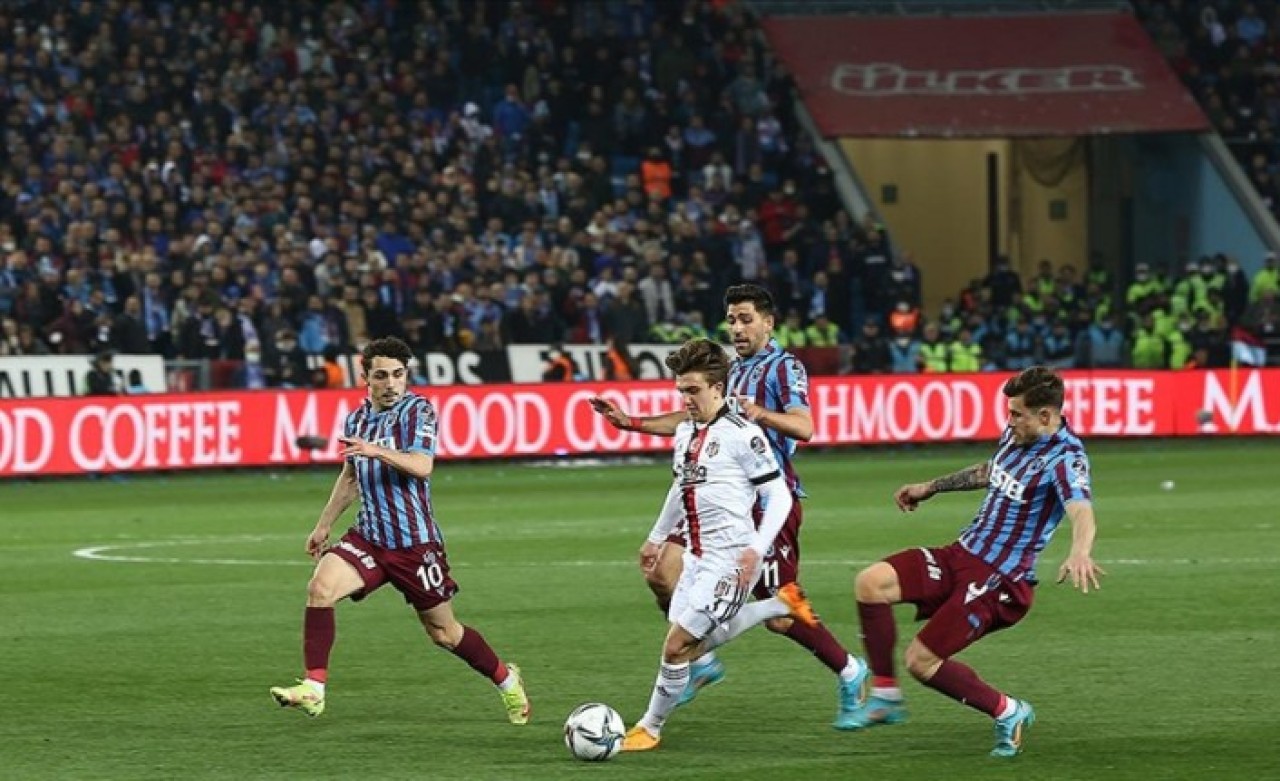 Trabzonspor-Beşiktaş maçında inanılmaz olaylar: 2 gol,  penaltı,  kırmızı kart ve kural hatası iddiası: Maç tekrar edilir mi?