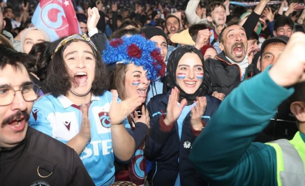 Türkiye bordo mavi,  meydanlarda şölen var! Cumhurbaşkanı Erdoğan da kutladı