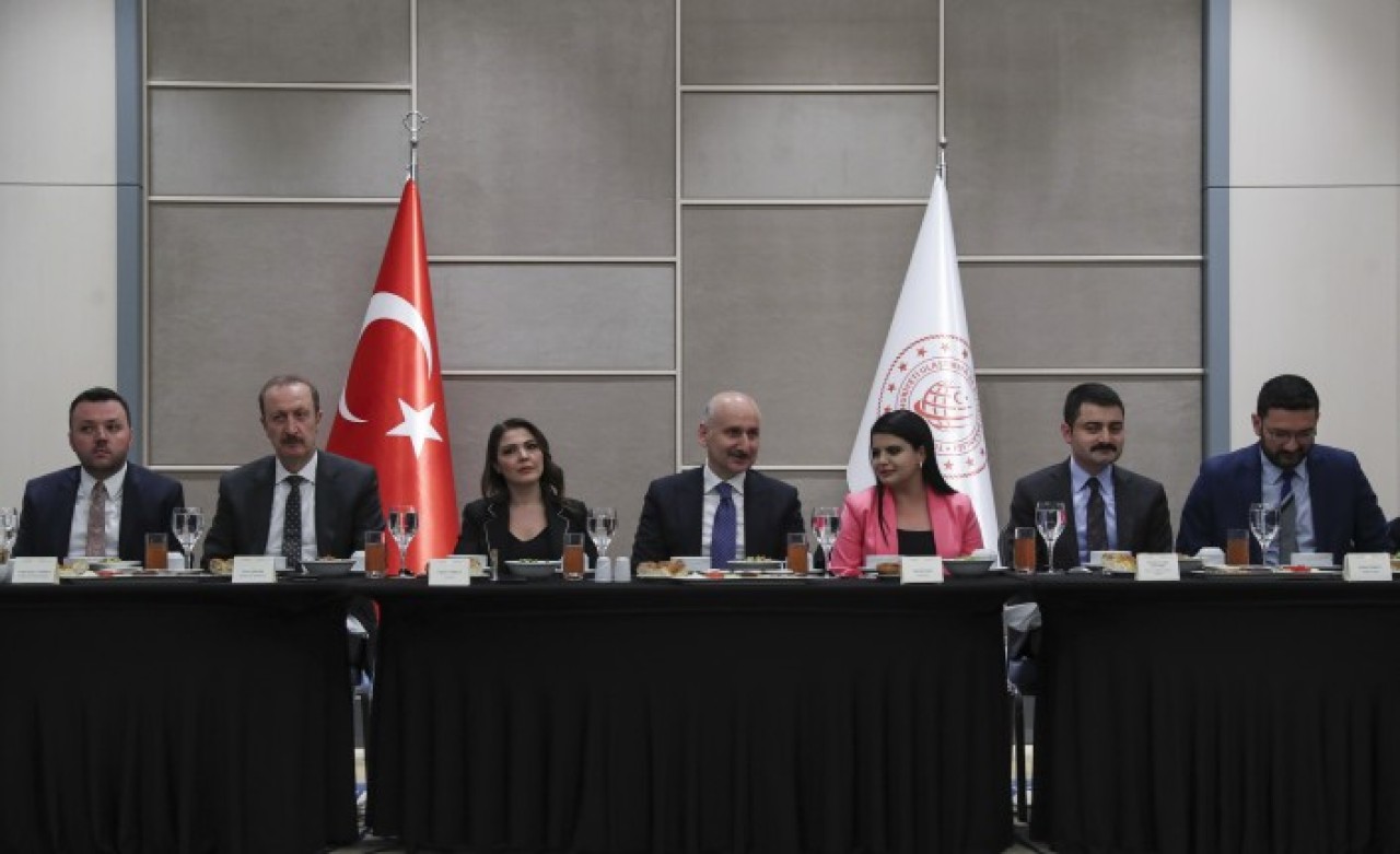 Bakan Karaismailoğlu: Ukrayna'nın Karadeniz'deki sahillerinde bekleyen 22 gemimiz var