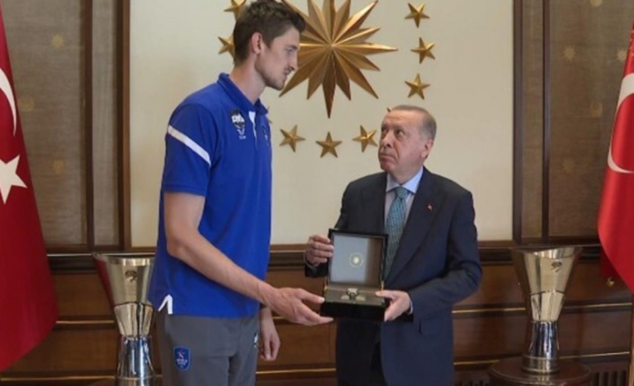 2 metre 22 santimlik Tibor Pleiss ile yan yana gelen Cumhurbaşkanı Erdoğan'ın şaşkınlığı yüz ifadesine yansıdı