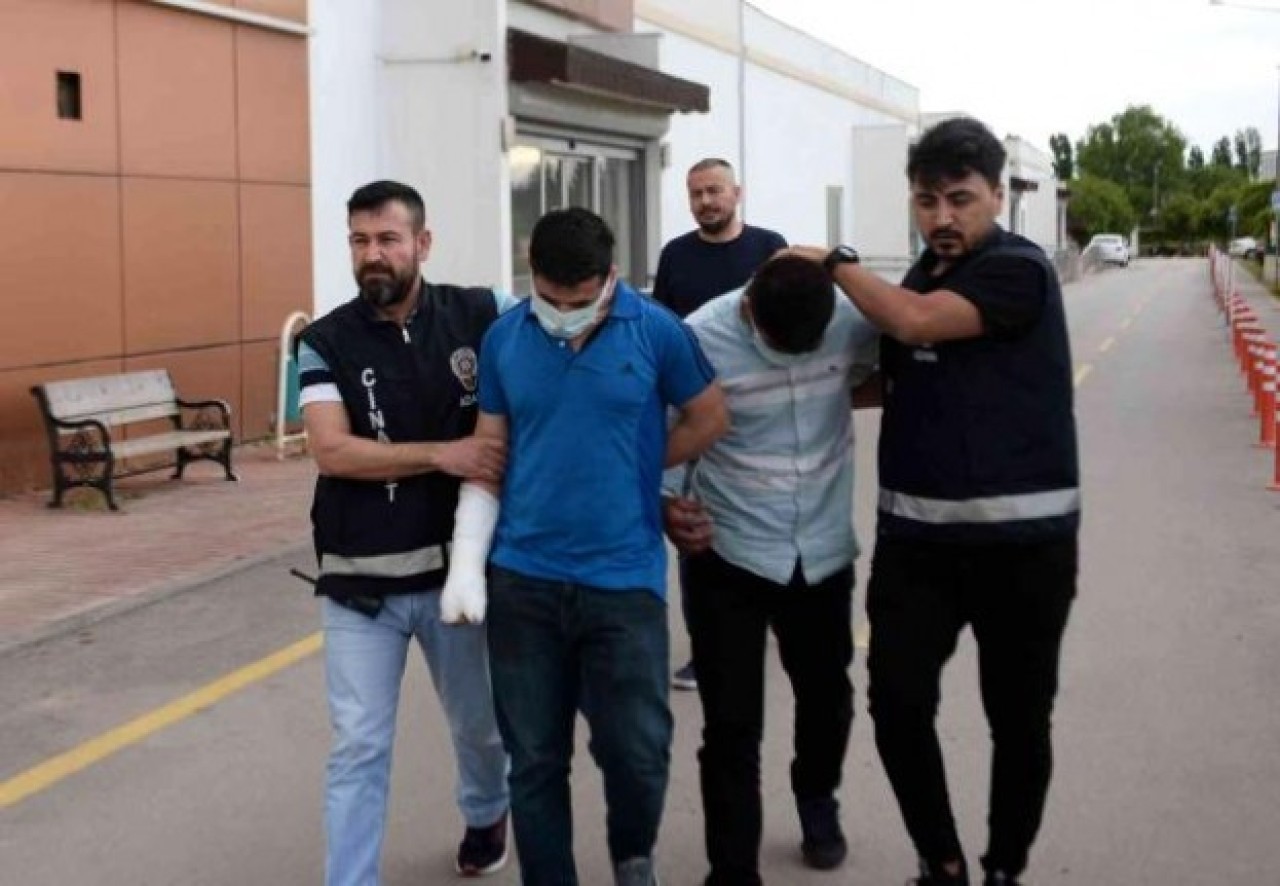 Adana'da dönerci kavgası: Yakup Yakan,  kendisini bıçaklayan Mesut Sarıçakır ve Sinan Sarıçakır'a kurşun yağdırdı