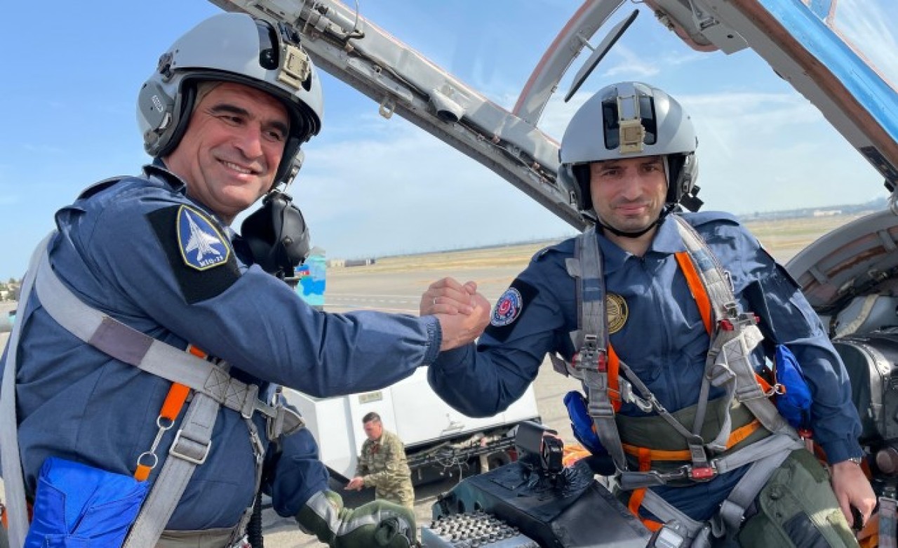 AKINCI TİHA,  Selçuk Bayraktar'ın kumanda ettiği MiG29 ile kol uçuşu yaptı