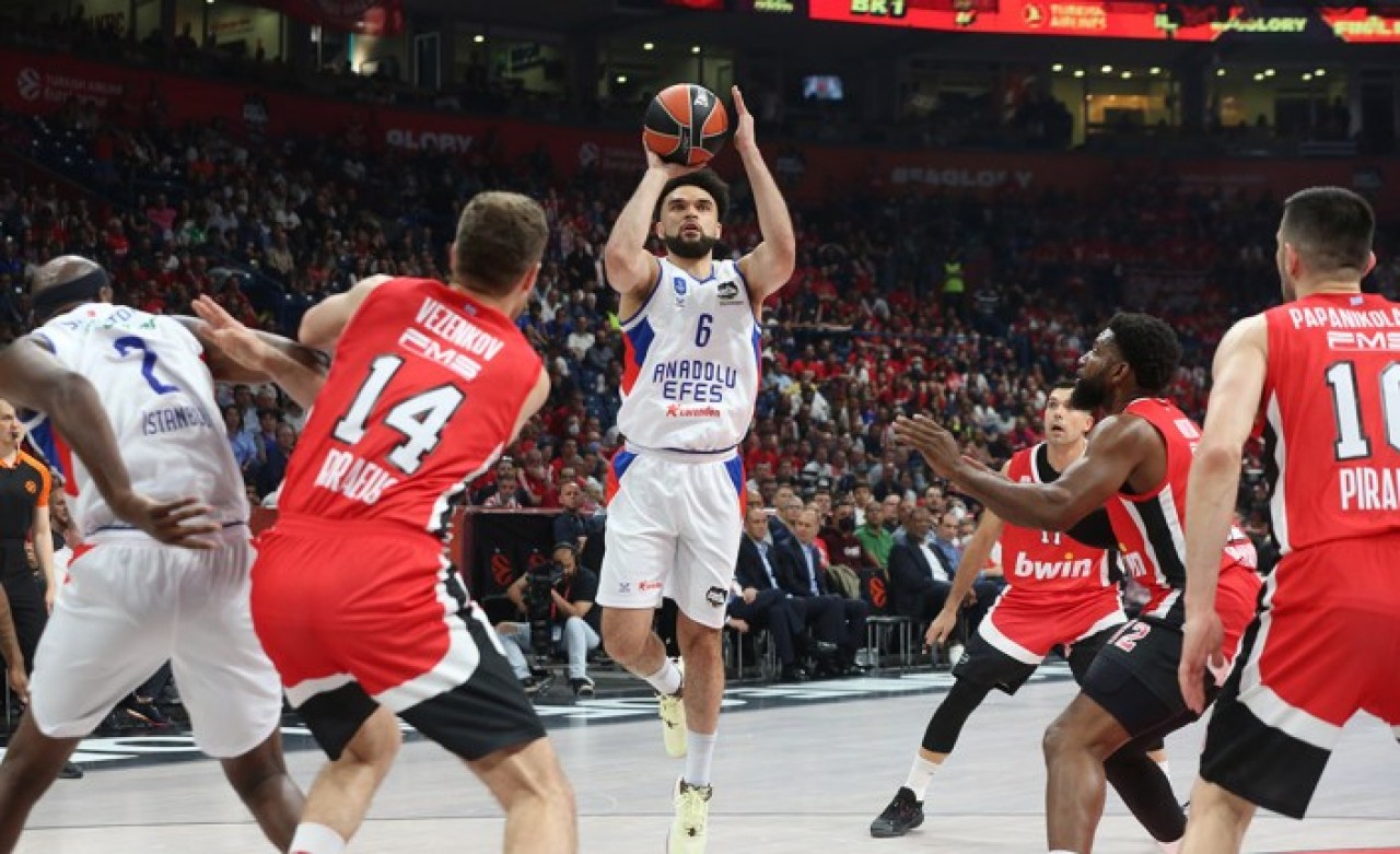 Anadolu Efes,  Olympiakos'u Micic'in son saniye üçlüğü ile yenerek finale yükseldi