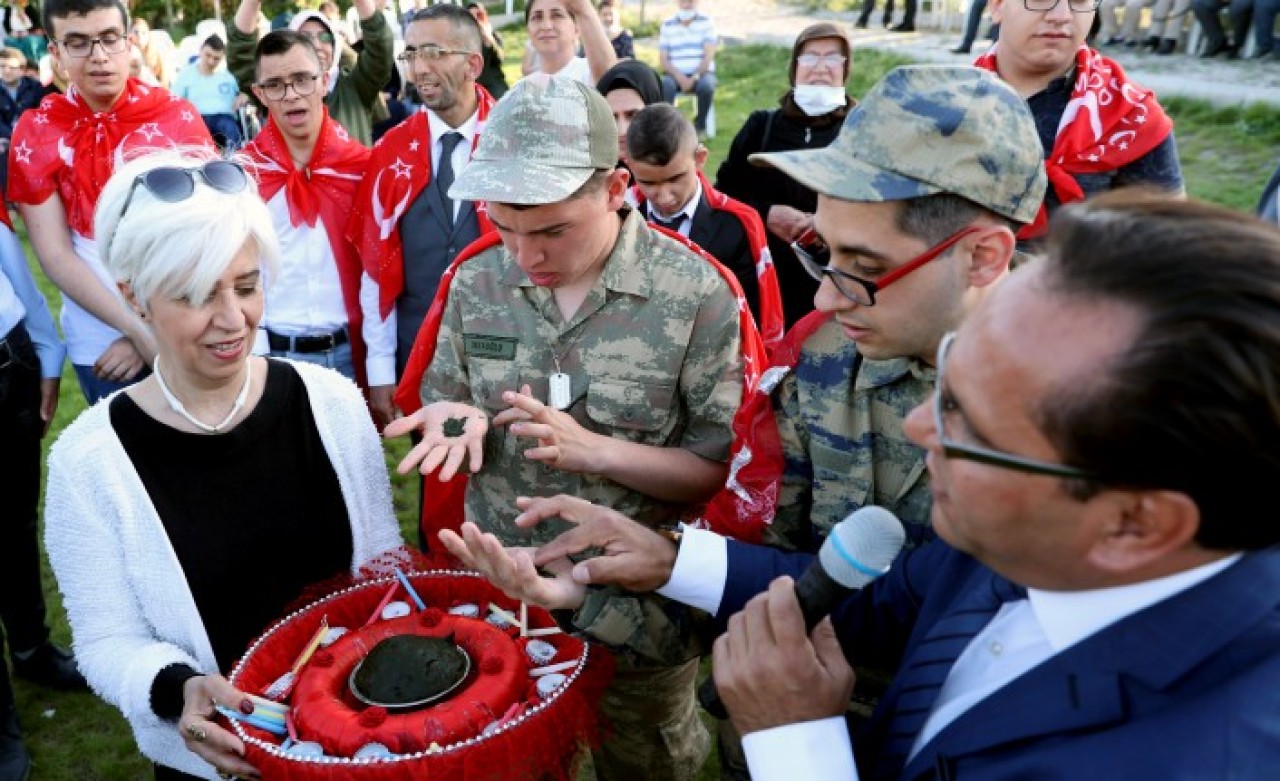 Ankara'da temsili askerlik yapacak engellilere "asker kınası" yakıldı