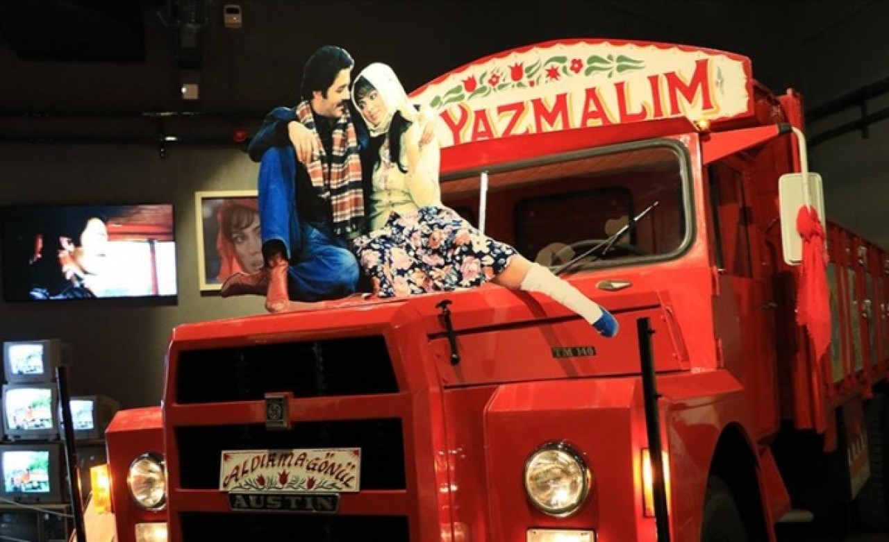 Antalya'da nostaljik araçların sergilendiği "Araç Müzesi" açıldı