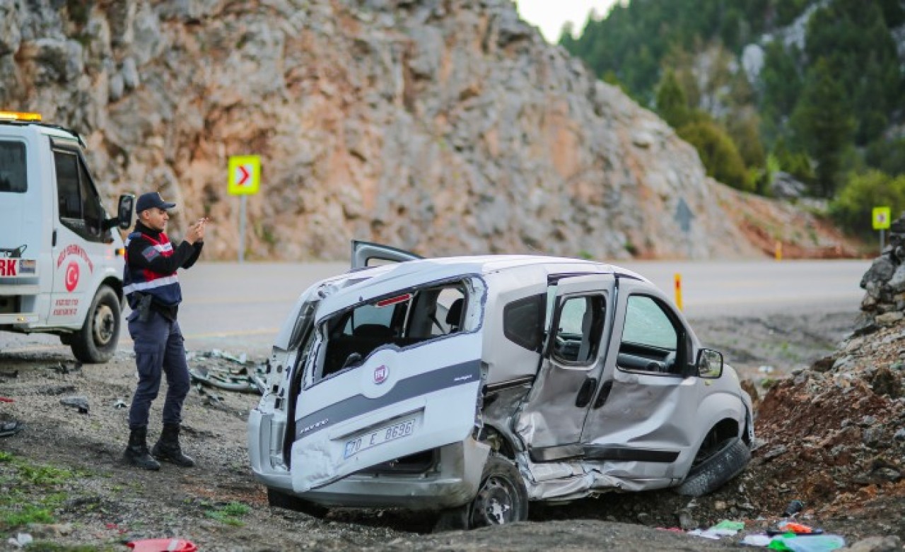 Antalya'da feci kaza: 2'si ağır 7 yaralı