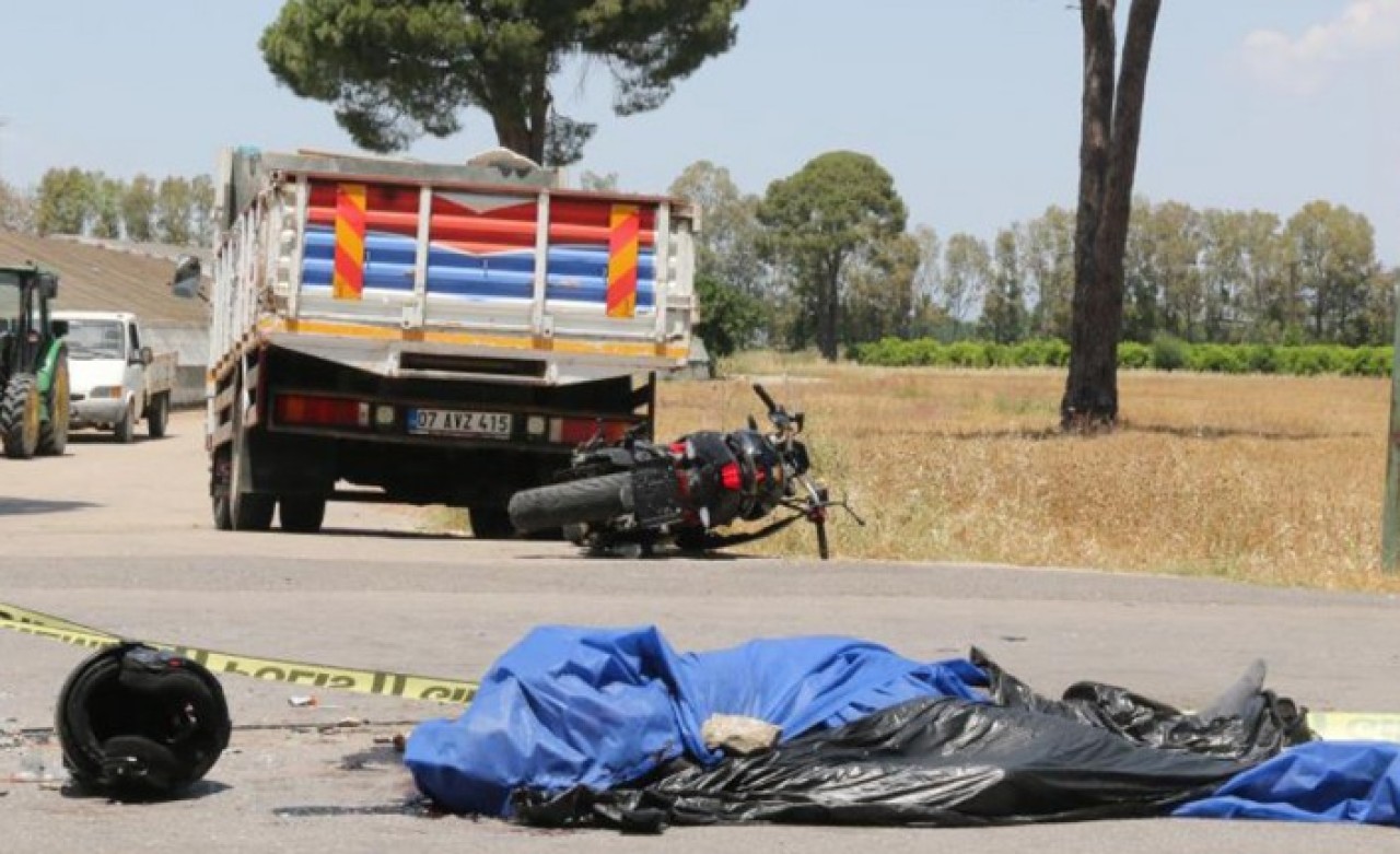 Antalya'da kamyonetle çarpışan motosikletin sürücüsü Cenk Sırbo öldü